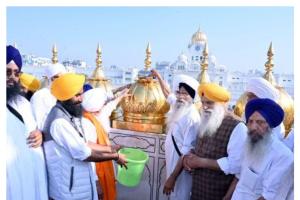   ਸੱਚਖੰਡ ਸ੍ਰੀ ਹਰਿਮੰਦਰ ਸਾਹਿਬ ਸ੍ਰੀ ਦਰਬਾਰ ਸਾਹਿਬ ਵਿਖੇ ਲੱਗੇ ਸੋਨੇ ਦੀ ਧੁਆਈ ਅਤੇ ਸਾਫ-ਸਫਾਈ ਦੀ ਸੇਵਾ ਅੱਜ ਅਰਦਾਸ ਉਪਰੰਤ ਆਰੰਭ ਕੀਤੀ ਗਈ